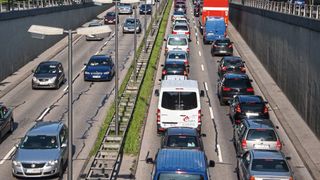 Die Zahl der Fahrzeuge und speziell der Pkw auf Deutschlands Straßen wächst weiter. Allerdings sind weniger Verbrenner darunter. (Bild: frei lizenziert)