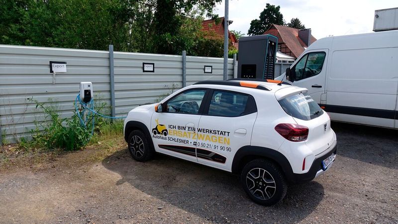 Der Betrieb war nicht nur früher der erfolgreichste Zoe-Verkäufer im ganzen Renault-Netz, sondern setzt auch heute noch stark auf die Elektromobilität. Die Ersatzwagen sind elektrisch und werden mit Strom aus der eigenen Solaranlage geladen. (Bild: Rosenow – VCG)