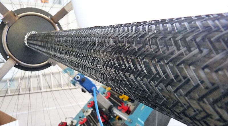 Exponatbeispiel der Landesagentur für Leichtbau Baden-Württemberg: Geflecht aus carbonfasern, etwa für die Herstellung leichter CFK-Rohre. (Bild: Leichtbau-BW)