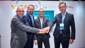 Rudolf Schleyer, Vorstandsvorsitzender der AKDB; Martin Kuban, Geschäftsführer der ekom21; William Schmitt, Vorstandsvorsitzender der Komm.ONE; Peter Röhl, Leiter Digitale Lösungen bei Dataport. (v.l.n.r.). (Bild: Marius Bauer, Willi Rudolph und Santiago Tascón für VITAKO e. V.)