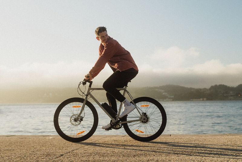 Mit dem Maki 3.0 bietet Sushi ein filigran wirkendes und außerdem vergleichsweise günstiges E-Bike an.(Bild:  Sushi Bikes/Thomas Phu)
