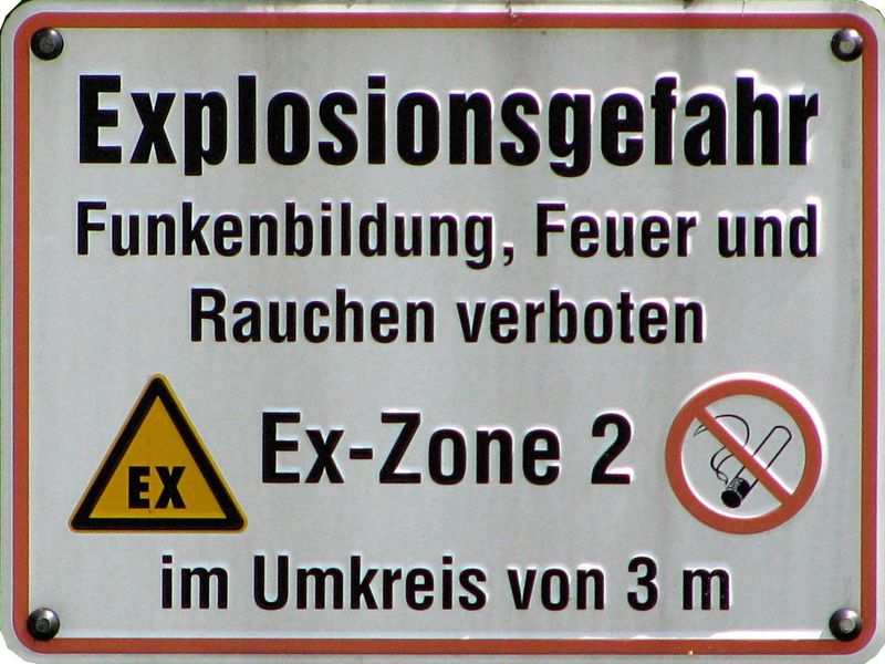 Vieles bleibt beim Alten: Natürlich ist das Rauchen auch weiterhin in Ex-Bereichen untersagt – und dieses Schild bleibt ohne Änderungen einsetzbar und gültig. (Bild: R. Stahl)