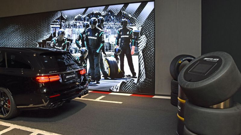 Zu entdecken gibt es beispielsweise die Rennsport-Ecke. Mithilfe digitaler Elemente wird hier ein Boxenstopp simuliert.  (Bild: Simon – »kfz-betrieb«)