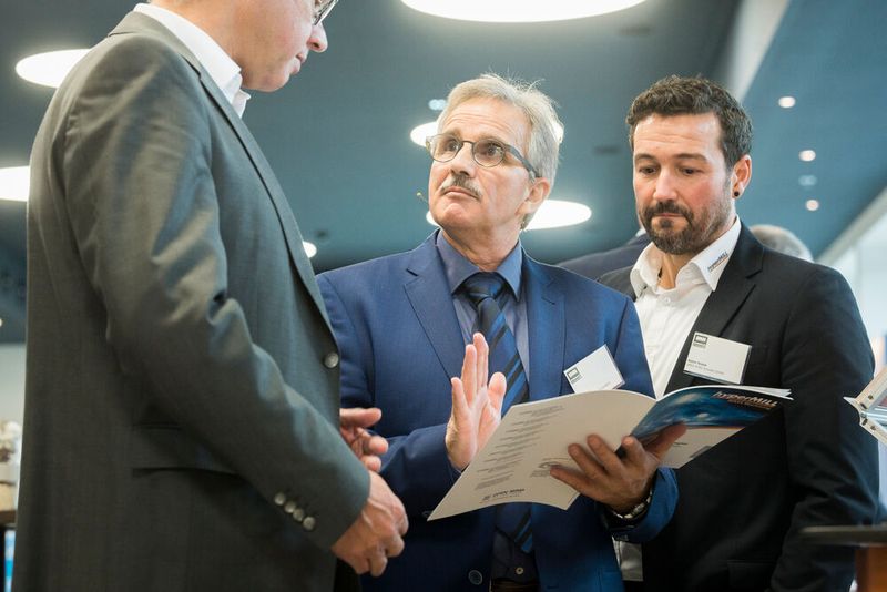 Die Besucher konnten sich an der Standmesse über Produkte und Dienstleistungen der Aussteller informieren. (Thomas Entzeroth)
