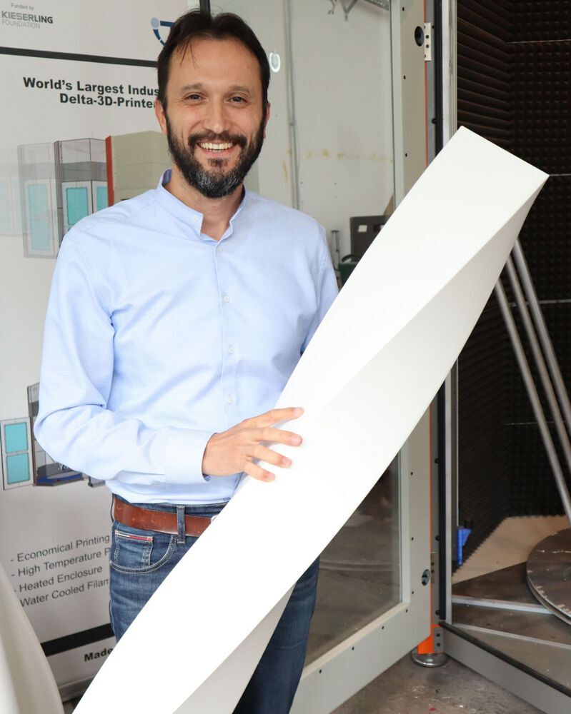 Prof. Yilmaz Uygun leitet das Forschungsprojekt. Die gedruckten Teile können bis zu 1,5 Meter im Radius und eine Druckhöhe von bis zu 2,5 Metern aufweisen.