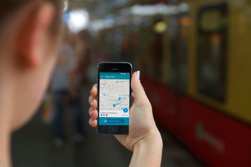 „TicketEasy“ ist ein Smartphone-basiertes Ticketing System, das genutzte öffentliche Verkehrsmittel automatisch erkennt und nur tatsächlich zurückgelegte Fahrten digital abrechnet. (MotionTag)