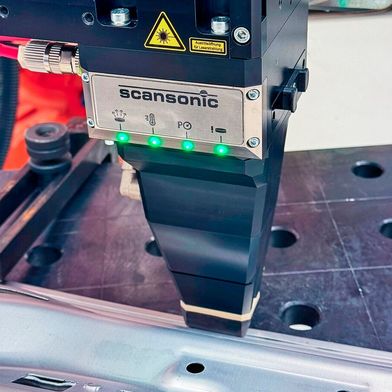 Es kann nichts passieren! Die neue Laserschweißoptik SCW von Scansonic kann in einer Produktionsumgebung ohne Laserschutzzelle betrieben werden. Hier sieht man das voll integrierte System bei der Bearbeitung einer Kfz-Tür im Rohbau. (Bild: Scansonic)