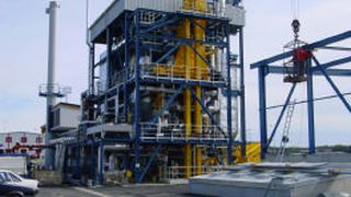 Das neue Kraftwerk in Güssing besteht aus einem Holzgaserzeuger mit einer Wirbelschicht-Dampf-Vergasung, einer Gaskühlung, einer Gasreinigung, einem Gasmotor, der das Holzgas verstromt, sowie aus einem Restwärmenutzer. (Archiv: Vogel Business Media)