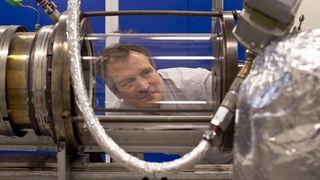 Prof. Dr.-Ing. Christian Oliver Paschereit, Leiter des Fachgebiets Experimentelle Strömungsmechanik, am Prüfstand im neuen Energielabor. (Bild: TU Berlin)