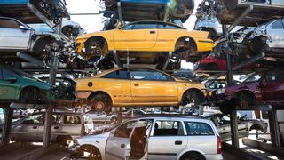 Die beschließt u.a. eine geschlossene Kreislaufführung (Closed-Loop) bei Autos. Derzeit gibt es in Europa zu wenig Altfahrzeuge mit nutzbaren Kunststoffkomponenten.  (Bild: stock.adobe.com/karepa)