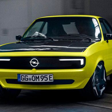 Der Manta A von Opel war das erste Kultobjekt, das einst die Manta-Mania befeuerte. Hier sieht man übrigens eine Variante, die man zum Elektroauto umgebaut hat. Das sollte den Impuls für den Run auf den neu geplanten E-Manta werden. Doch der Entwicklerfuß ist jetzt vom Gas ... (Bild: Opel)