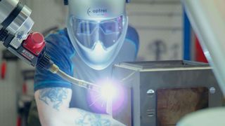 Eine Serienfertigung im Bereich Schweißen zu automatisieren ist kein einfaches Unterfangen. B&S ist das jetzt mit einer automatisierten Lichtbogenschweißzelle von Trumpf mit einem Cobot von Universal Robots und einer Schweißquelle von Fronius gelungen.  (Universal Robots )