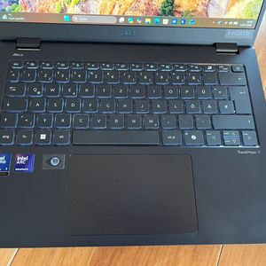 Das Keyboard hinterlässst bis auf die kleinen Cursortasten und deren Doppelbelegung für den Bildlauf einen sehr guten Eindruck. Die Powertaste ganz oben rechts ist gleichzeitig ein Fingerprintreader für die biometrische Anmeldung.(Bild:  Vogel IT-Medien)