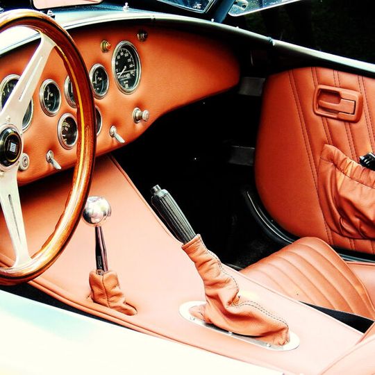 Der klassische Handbremshebel ist bereits in vielen Fahrzeugen der Ober-, Mittel- und Kompaktklasse einem kleinen Kippschalter gewichen. Das könnte künftig auch in Kleinst- und Kleinwagen so sein.(Bild:  gemeinfrei /  Pixabay)