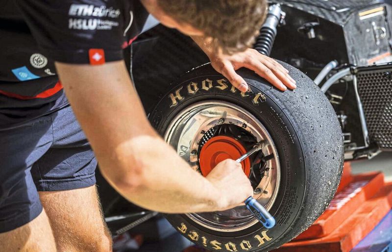 Dank des Einsatzes von leichtem Carbon und Aluminium-Waben wiegt das Rennauto gerade mal rund 140 kg.  (Bild: Alessandro Della Bella / ETH Zürich)