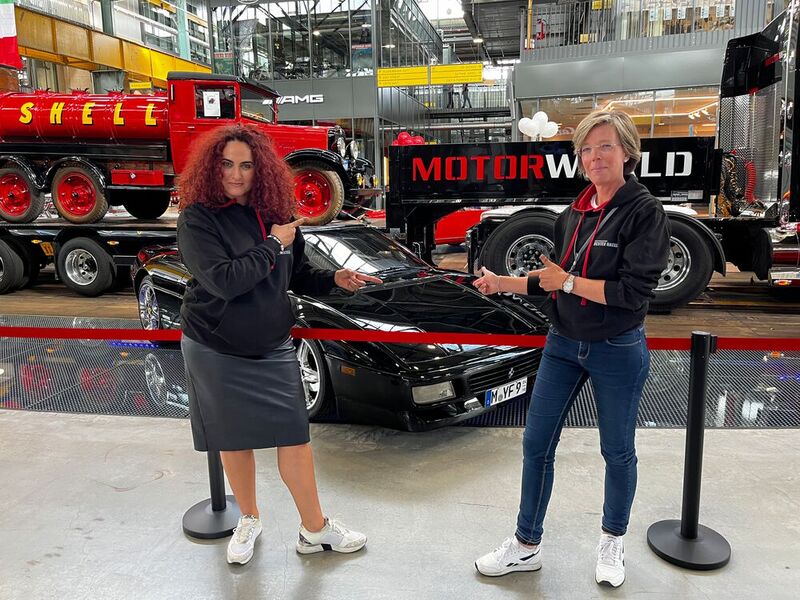 Egal ob der Truck rot oder schwarz ist: das Outfit von Besa, IT-BUSINESS, und Anja Marohn, Infinigate, ist darauf abgestimmt. (Bild:Vogel IT-Medien GmbH)
