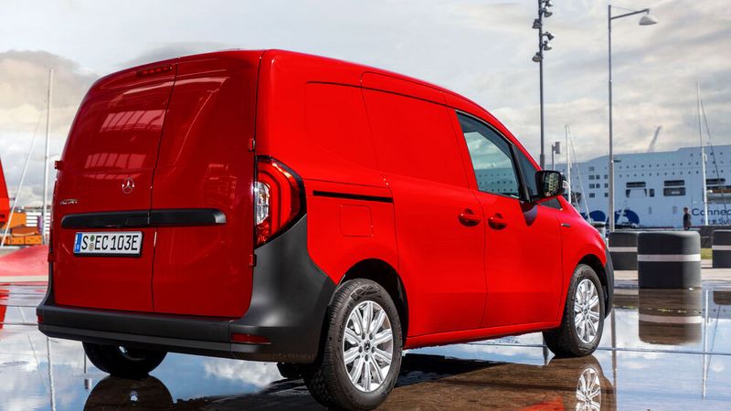 Die Batterie sitzt flach im Boden, Ladekante und Ladevolumen des Stromers entsprechen bis auf wenige Millimeter denen der Verbrenner. (Bild: ©Mercedes-Benz AG)