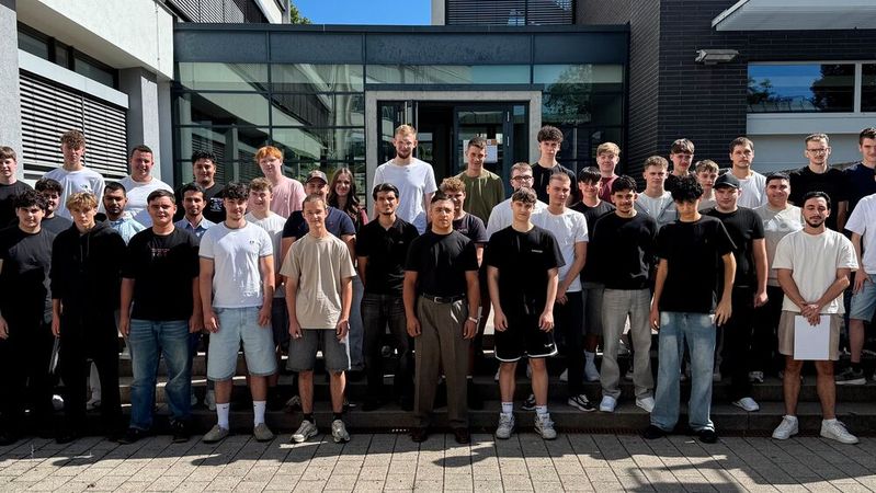 Die Kfz-Innung Region Stuttgart hieß die neue Auszubildenden und Berufsfachschüler auf ihrem Weg ins Kfz-Handwerk an der Philipp-Matthäus-Hahn-Schule in Nürtingen willkommen. Gemeinsam mit der Berufsschule gab es schon auf der Veranstaltung vor dem eigentlichen Start eine kleine Begrüßungsfeier, vor allem aber Infos, was die jungen Leute im neuen Lebensabschnitt erwartet.(Bild:  Kfz-Innung Region Stuttgart)