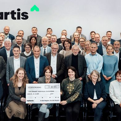 20 Einrichtungen und Projekte in der Region wurden bei der diesjährigen Spendenübergabe der Alphartis SE mit insgesamt 60.000 Euro gefördert. Das Foto zeigt deren Vertreter zusammen mit den Filialleitern der ahg und bhg von Ort, der Unternehmensführung und der Alphartis Stiftung. (Bild: Alphartis SE)