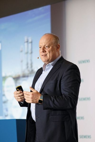 Eckhard Eberle, CEO der Siemens Business Unit Process Automation, kündigte für die Hannover Messe ein völlig neues, webbasiertes Prozessleitsystem an. (Siemens)