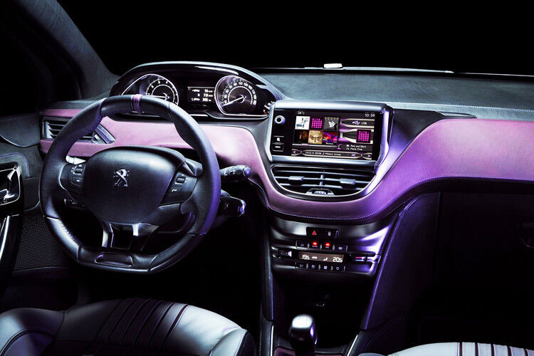Nicht zu übersehen ist die neue Metallic-Lackierung in violett. Der gleiche Farbton findet sich auch im Innenraum wieder. Dort gibt es Alcantara-Sitze mit violetten Ziernähten und ein Lederlenkrad mit Chromelementen. (Foto: Peugeot)