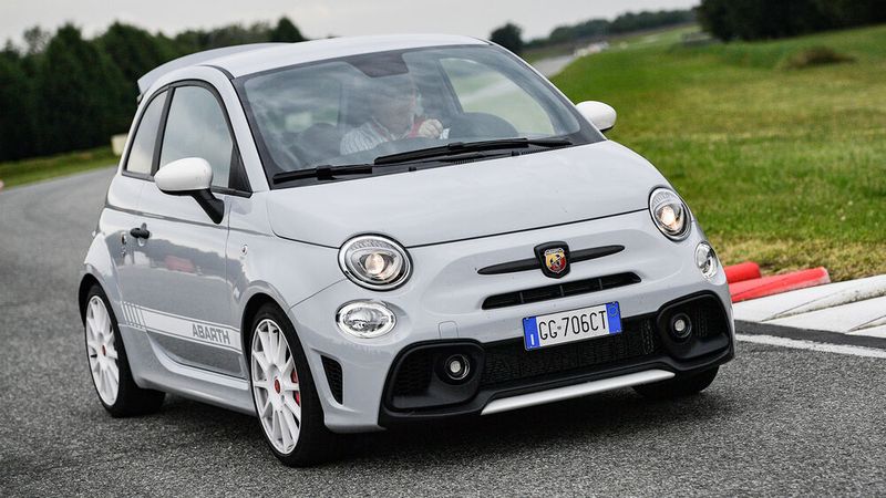 Knapp 34.000 Euro kostet der Abarth 695 Esseesse. Neben grau ... (Bild: Auto-Medienportal.Net/Stellantis)