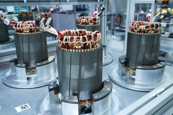 Elektro-Komponenten-Fertigung in Dingolfing für Plug-in-Hybridfahrzeuge.  (BMW)