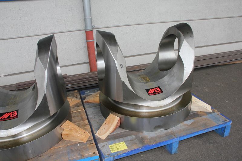 Beim Gang durch das Gelände begegnet man an jeder Ecke andere Werkstücke. (Bild: Sonnenberg)