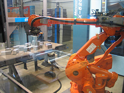 Im Blickpunkt vieler Besucher der Matsuura-Hausausstellung 2011 stand auch das automatisierte Fünf-Achs-Bearbeitungszentrum Maxia MX-520. Der Roboter greift zielsicher ein chaotisch abgelegtes Werkstück... (Archiv: Vogel Business Media)