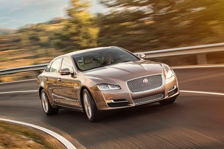 Wichtiger noch ist die gesteigerte Durchzugskraft. 700 Newtonmeter schon bei recht niedriger Drehzahl sind eine markante Ansage an die Rivalen aus Süddeutschland. (Foto: Jaguar)