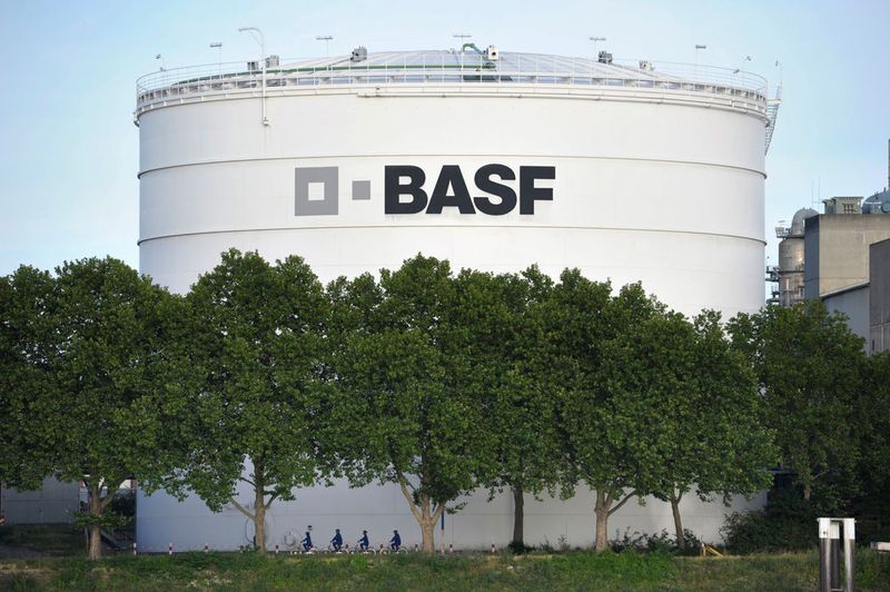 BASF richtet die Unternehmensorganisation neu aus und will damit millionenschwere Einsparungen erzielen. (BASF)