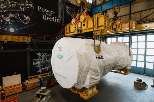 Ein Turbine der HL-Klasse wird im Berliner Gasturbinenwerk verladen.(Bild:  Eric Koeckeritz)