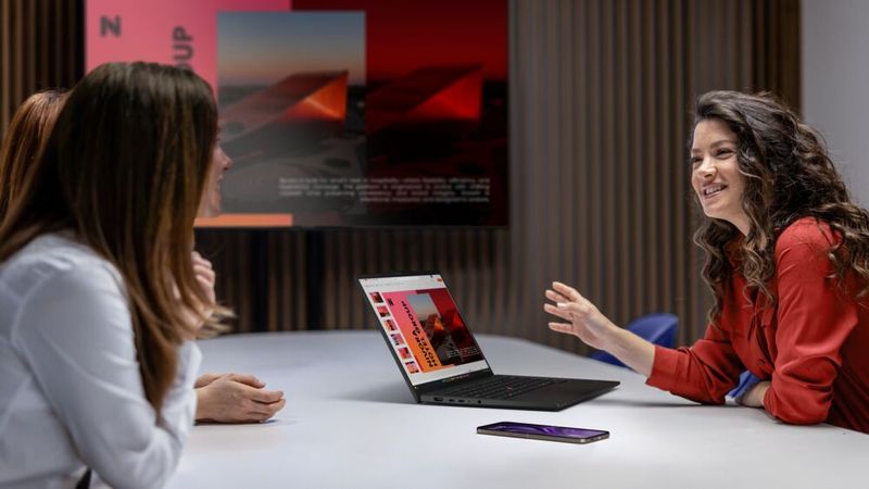 Die Intel-Variante des nur 1,1 kg leichten 14-Zoll-Notebooks ist mit Core-Ultra-Series -3-Prozessoren mit Intel vPro ausgestattet. Hier wird gesteckter LPCAMM2-Arbeitsspeicher eingesetzt. (Bild: Lenovo)