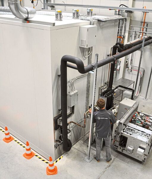 Bild 1: Auf einer Fläche von 4000 m2 bietet das e-Mobility-Labor der Prüfgesellschaft SGS viel Raum für Funktions- und Sicherheitstests an Hochvoltspeichern – im Bild zu sehen eine Klimakammer. (SGS-Gruppe Deutschland)