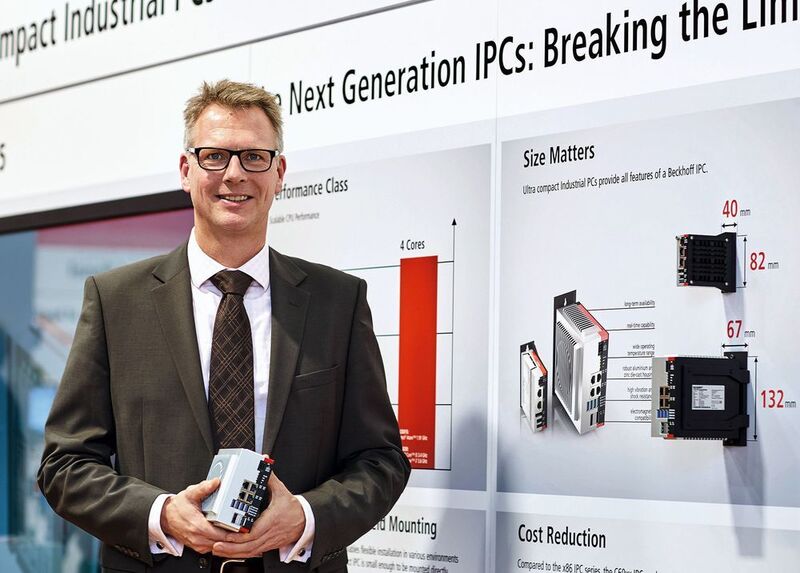 Roland van Mark bei der Vorstellung des C6030 auf der SPS IPC Drives 2017: 
„Die IPCs der neuen Ultra-Kompakt-Reihe bieten ein enormes Bauraum-Performance-Verhältnis und eine umfassende Schnittstellenausstattung.“ (Beckhoff)