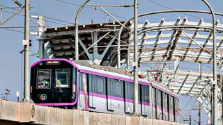 Die Züge der neuen Metro von Pune sollen halbautomatisch auf dem Streckennetz unterwegs sein. Die Fahrt selbst wird vollautomatisch ausgeführt, der Zugführer ist für die Türsteuerung verantwortlich und löst die Fahrt aus. Im Bedarfsfall kann jedoch die Fahrsteuerung sofort übernommen werden. (Bild: lalam - stock.adobe.com)