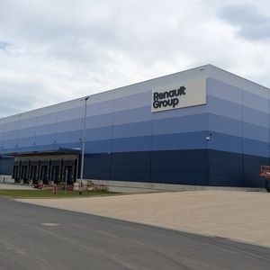 Renault nimmt an seinem ehemaligen Stammsitz in Brühl ein neues Logistikcenter in Betrieb.(Bild:  Simon – VCG)