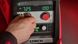 Die einfache intuitive Bedienung einer Micormig erlaubt es, dass Schweißer sich auf die wichtigen Aufgaben konzentrieren können. Auch Anfänger könnten schnell damit loslegen.  (Bild: Lorch)