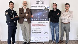 Die Emitech Group hat Guide-GNSS übernommen. Auf dem Foto sind in der Mitte Xavier Leblan, Leiter der Entwicklungsabteilung, und Giuseppe Rotondo, Technischer Direktor, zu sehen. Außerdem sind die Datenwissenschaftler Alex Gautier und Gabin Prost zu sehen. (Bild: Emitech)