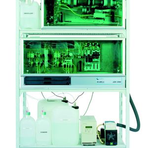 2	 Das Marga-System im Überblick: Die Box auf dem mittleren Gestellbrett enthält als Herzstück die Probenzuführung, die beiden Ionenchromatographen zur Anionen- und Kationenbestimmung sowie einen herausziehbaren Computer mit aufklappbarem Display.