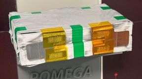 Die Batteriefertigung findet in einem mehrstufigen Prozess statt, was sich von der Aufbereitung der Ausgangsstoffe bis zur fertig auf ihre Funktionstüchtigkeit geprüften Batterie erstreckt. Hier sieht man ein Zwischenprodukt nach dem Wickeln. (Bild: Th. Isenburg)