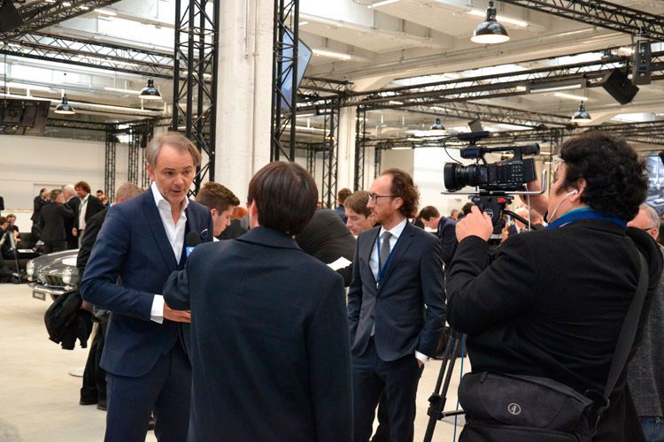 …und überließ es Adrian van Hooydonk, mit den Journalisten über die nächsten 100 Jahre zu sprechen.  (Foto: Michel)