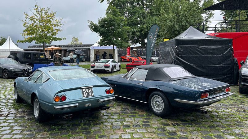 Ferrari 365 GTB/4 „Daytona“ (links) und Maserati Ghibli Spyder Tipo 115/S. (Bild: Peter Diehl)
