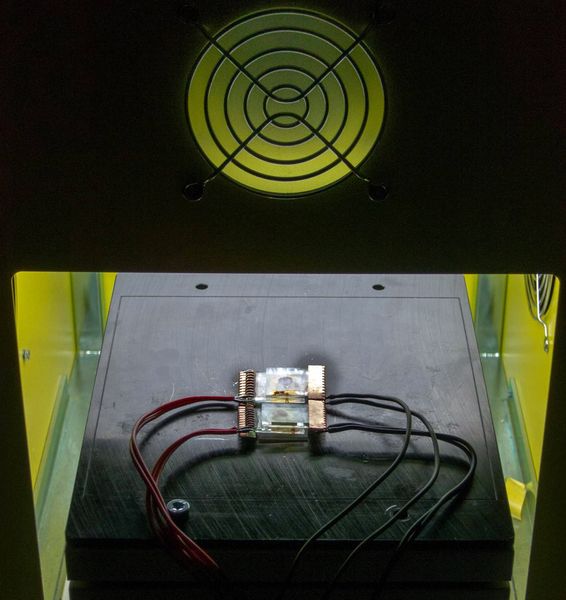 Abb. 2: Zellen bei der Messung im Sonnensimulator (Bild: Universität Basel/Edwin Constable)