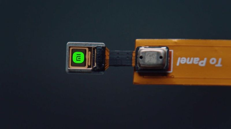 Der Display-Chip misst nur 2,4 mm x 2,02 mm. Das Display ist etwa so groß wie ein Reiskorn, wobei die einzelnen Pixel eine Größe von 4 μm haben. Das ermöglicht die Integration in den Rahmen der Brille.  (Bild: Xiaomi)