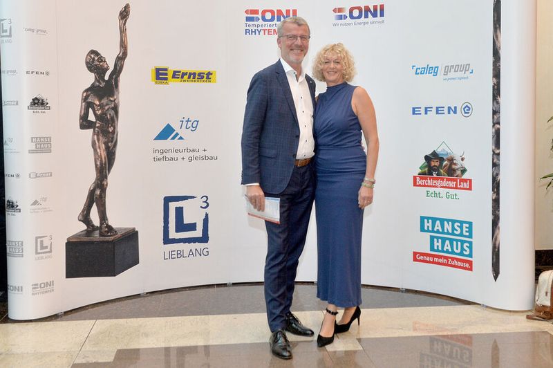 Beim großen Preis des Mittelstands wurde das Autohaus Kühne mit der Ehrenplakette ausgezeichnet. Gewürdigt wurde unter anderem das gesellschaftliche Engagement von Mike und Simone Kühne. (Bild: Kühne)