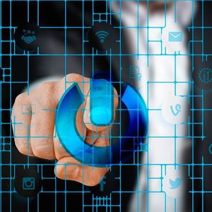 Bis 2021 wird mindestens die Hälfte der globalen Wertschöpfung digitalisiert sein.
Unternehmen sollten dies ernst nehmen. Wer jetzt nicht auf digitalisierte Angebote und Arbeitsweisen umsteigt, läuft Gefahr, später von der Konkurrenz verdrängt zu werden. Innerhalb der nächsten drei Jahre sollten sich Unternehmen also bemühen, den Wandel zum „Digital Native“ einzuschlagen.
