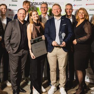 Der strahlende Sieger in der Kategorie Vertragshandel: Weller Performance aus Osnabrück, hier gemeinsam mit den Vertretern der Jury des Gebrauchtwagen Awards.(Bild:  Stefan Bausewein)