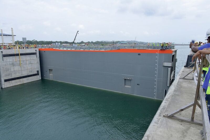 Die aus Stahlbeton bestehenden Schleusentore haben gewaltige Ausmaße: Sie sind 50 Meter breit, 30 m hoch und 10 m dick. (Panama Canal Authority)