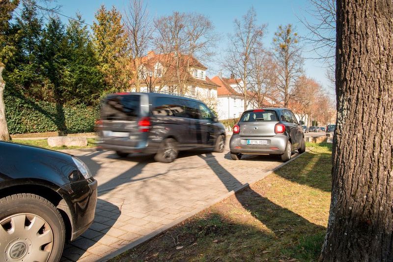 Erkennen die Testfahrzeuge beispielsweise sehr häufig an der gleichen Stelle einen Freiraum, ist das mit hoher Wahrscheinlichkeit kein Parkplatz, sondern eher eine Ausfahrt. (Bosch)